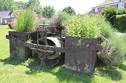 Ancien rouleau compresseur sur la place.