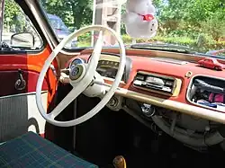 Le tableau de bord en tôle emboutie avec compteur de vitesse, auto radio et vide poche.