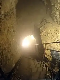 Photographie en couleurs d'un couloir souterrain éclairé