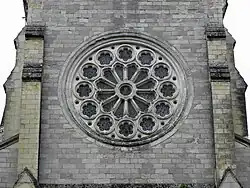 Rosace de la façade principale de la chapelle des Carmes.