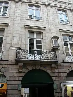 Un immeuble typique de la ville classique, rue de l'Horloge.