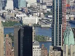 Ruines du Smallpox Hospital vues depuis la terrasse panoramique du Comcast Building.