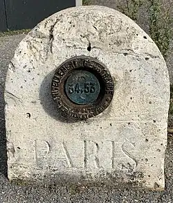 Repère de nivellement, rue Raspail, marquant l'altitude de 34.53 mètres.