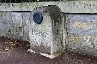 Ce repère de nivellement avenue de Joinville indique Paris à 4,7 kilomètres.