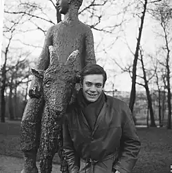 Rob de Nijs en 1964 sur une sculpture de Gerrit Bolhuis dans l'Oosterpark d'Amsterdam. Photo de Jean Smulders/Anefo.