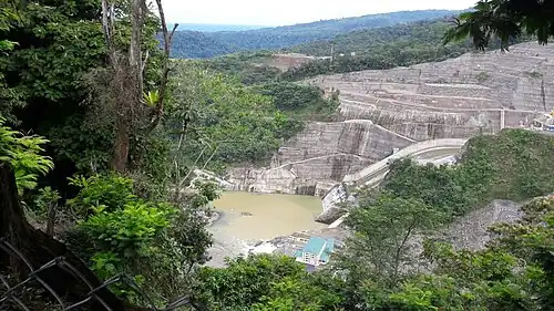 Vue vers l'est sur une partie du barragede l'autre côté du lac