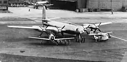 photo noir et blanc, ces trois avions sur un tarmac.