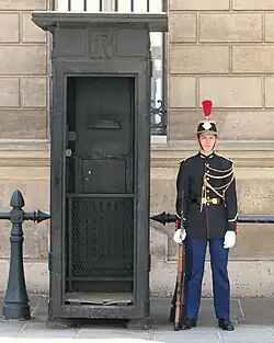 Un garde républicain, devant l'Élysée.