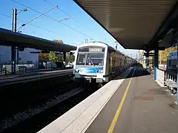 Le train TORE (renommé depuis TAVA) arrivant en gare d'Émerainville en direction de Tournan.