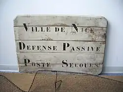 Panneau signalant un poste de secours de défense passive à Nice.
