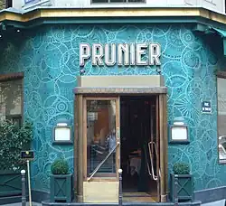 La porte d'entrée et la façade bleue du restaurant.