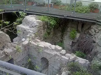 Vestiges de murs grecs dans et à proximité de l'église Sant'Agnello Maggiore à Caponapoli.