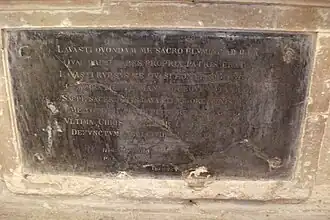 Texte sur soubassement.