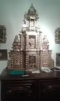 Retable en bois du château, vue de face.
