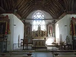 L'autel et le retable du chœur, le retable porte la date 1699.