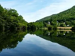 La retenue à Longeval, entre Hautefage et Saint-Martial-Entraygues.