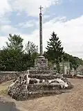 La croix monumentale du cimetière.