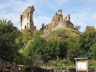 Vestiges du château d'Artias.