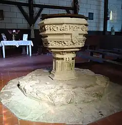 Les fonts baptismaux.