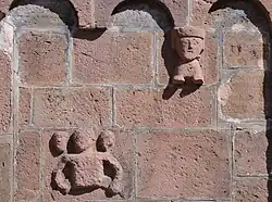 Reliefs romans (XIIe&nbsp;siècle).