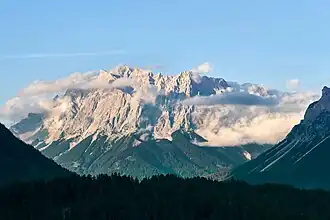 Le Schneefernerkopf (au centre) depuis l'ouest.