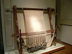 Métier à tisser vertical à pesons, utilisé en Islande jusqu'au XIXe&nbsp;siècle. Musée de Reykjavik