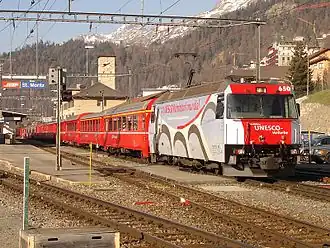 Ge 4/4 III no&nbsp;650 en gare de Saint-Moritz.