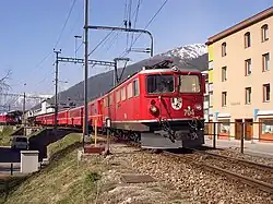 Ge 6/6 II no&nbsp;704 quittant la gare de Davos Platz en direction de Klosters.