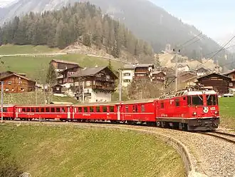 Ge 4/4 II no&nbsp;623 quittant la gare de Langwies (ligne Coire-Arosa, canton des Grisons).