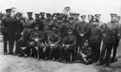 Photographie d'un groupe de soldats en uniformes prenant la pose