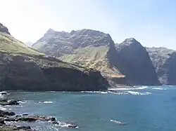 Embouchure de la Ribeira da Garça. On distingue la terrasse alluviale, à 40 mètres au-dessus du niveau de la mer.