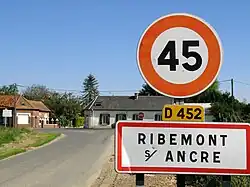 Panneau d'entrée du village, juste après le cimetière militaire.