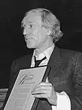 Portrait en noir et blanc de Richard Harris, acteur irlandais renommé, connu pour ses rôles marquants au cinéma et au théâtre.