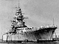 Le cuirassé français Richelieu à Dakar, après la bataille ; on notera qu'il n'y a plus que trois canons à la tourelle quadruple noII.