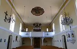 Vue intérieure de la nef vers la tribune d'orgue.