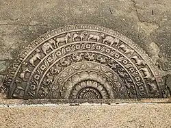 Demi-cercle de pierre avec des frises concentriques de palmettes, quadrupèdes, fleurs, cygnes, autour d'une demi-fleur de lotus