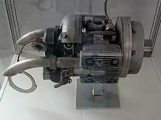 Le démarreur à main du Jumo 004, le Riedelanlasser, avec la poignée permettant de tirer la ficelle pour le démarrage du moteur. Il était aussi utilisé par le BMW 003.