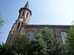 L'église, vue depuis l'ancien cimetière.