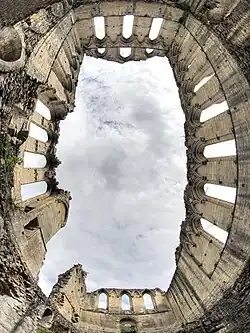 Photographie panormaique des ruines d'une église vues depuis le centre de celle-ci.