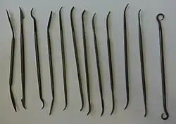 série d'outils allongés en métal