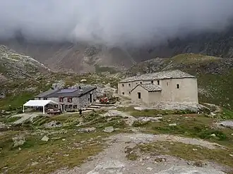 Vue du sanctuaire (droite) et du refuge-oratoire (gauche)