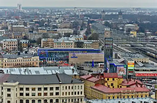 La gare à droite, au milieu le centre commercial Origo.