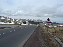 Dernière ligne droite du versant ouest du col. Vue sur la Banne d'Ordanche.