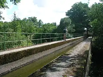 Rigole alimentant le canal.