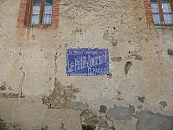 Ancienne publicité murale pour Le Petit Journal.