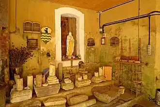 Statue de Notre-Dame de Lourdes, autel et trouvailles archéologiques.