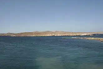 L'île de Rhénée depuis le port de Délos.