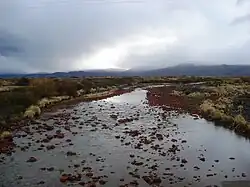 Le río Agrio croisant la route RP21.