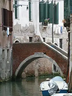 Ponte Furàtola Il relie le sottoportego éponyme au campiello dei Meloni