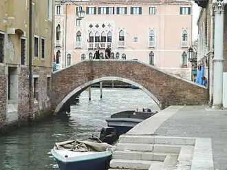 Ponte de la Pescaria reliant le campo éponyme à la fondamenta de l'Ogio